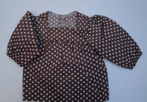 Blouse marron à poids blancs