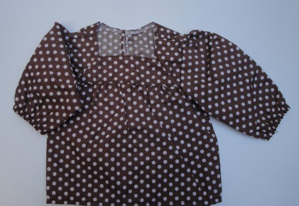 Blouse marron à poids blancs