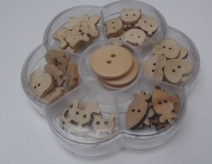 Lot de 40 boutons en bois naturels