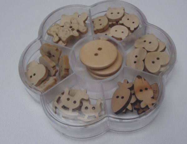 Lot de 40 boutons en bois naturels