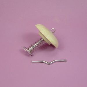 Crochet en bois à ressort métallique