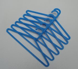 Lot de 6 cintres bleus pour poupée