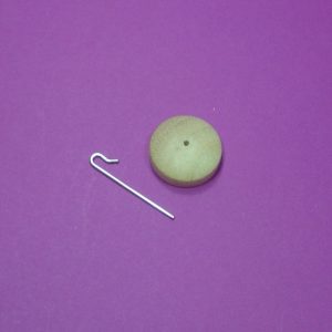 Crochet en bois avec tige metallique
