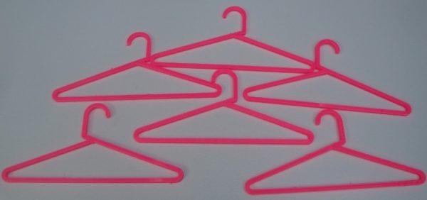 Lot de 6 cintres roses pour poupée
