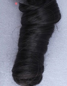 Cheveux acryliques ondulés 30g noir 1m de long