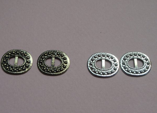 Une paire de bride boucle pour chaussure ou ceinture pour vêtements de poupée