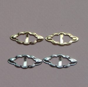 Une paire de bride boucle or ou argent pour chaussure ou ceinture pour vêtements de poupée