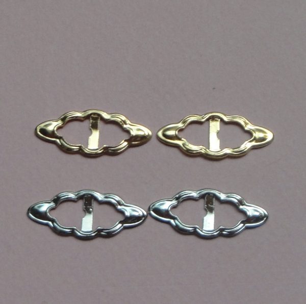 Une paire de bride boucle or ou argent pour chaussure ou ceinture pour vêtements de poupée