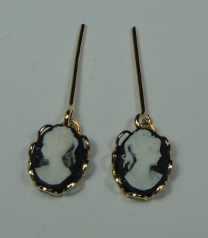 Une paire de boucles d'oreilles petit Camée pour poupée ancienne et contemporaine