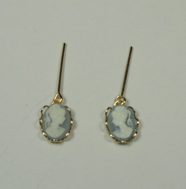 Une paire de boucles d'oreilles petit Camée pour poupée ancienne et contemporaine – Image 2