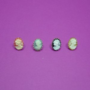 Une broche Camée pour poupée ancienne et contemporaine