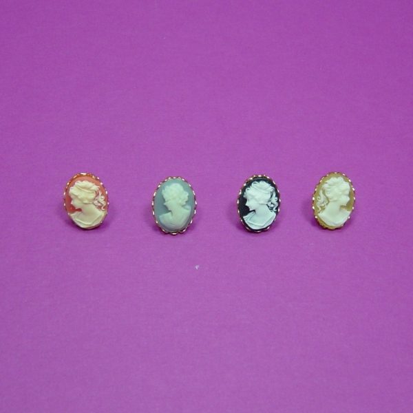 Une broche Camée pour poupée ancienne et contemporaine