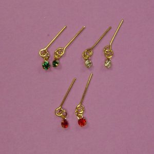 Une paire de boucles d'oreilles pour poupée ancienne et contemporaine