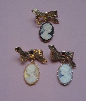 Broche Camée sur noeud pour poupées anciennes et contemporaines
