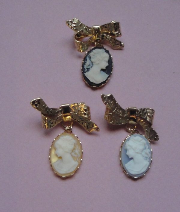 Broche Camée sur noeud pour poupées anciennes et contemporaines