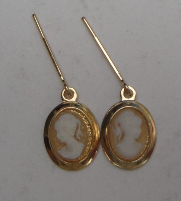 Une paire de boucles d'oreilles Camée pour poupées anciennes et contemporaines – Image 2