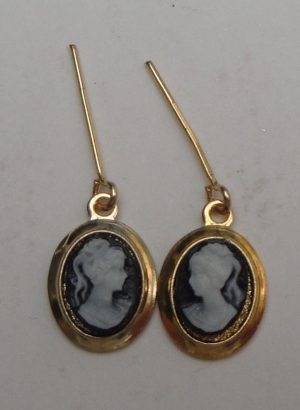 Une paire de boucles d'oreilles Camée pour poupées anciennes et contemporaines