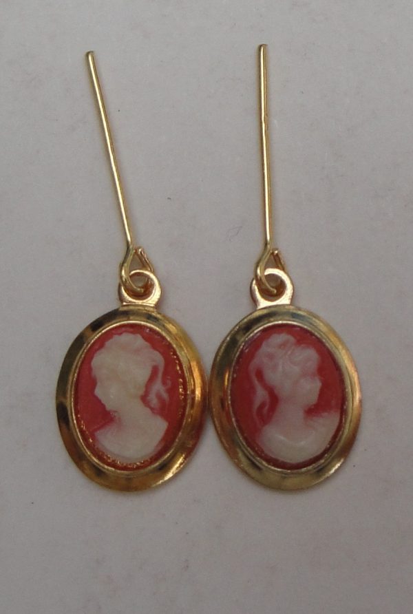 Une paire de boucles d'oreilles Camée pour poupées anciennes et contemporaines – Image 3