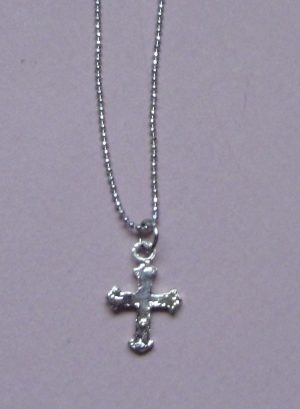 Chaine avec pendentif en croix couleur argent pour poupée ancienne contemporaine