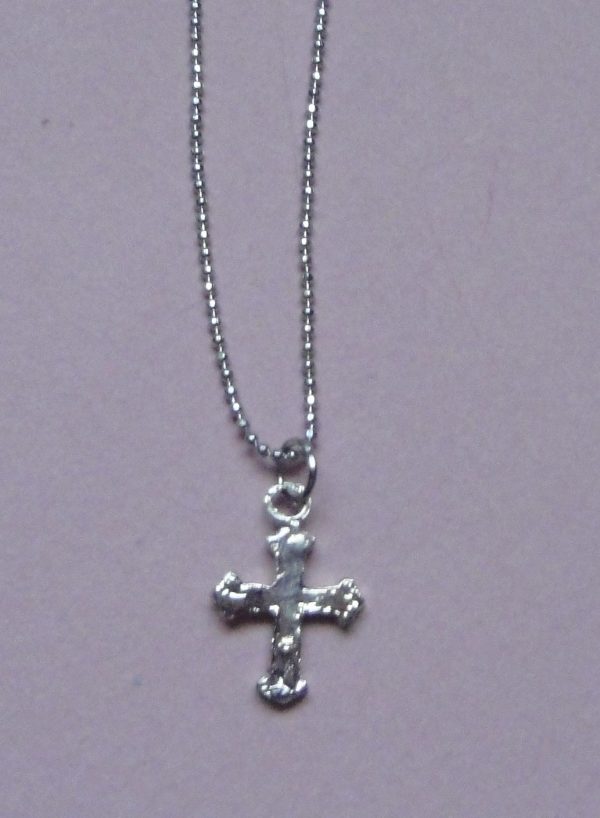 Chaine avec pendentif en croix couleur argent pour poupée ancienne contemporaine