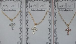 Chaine avec pendentif croix avec fausses pierres pour poupée ancienne et contemporaine