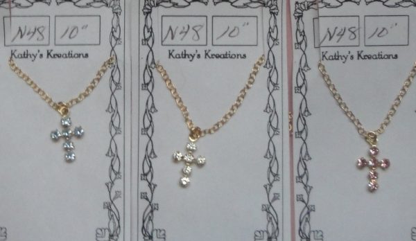 Chaine avec pendentif croix avec fausses pierres pour poupée ancienne et contemporaine