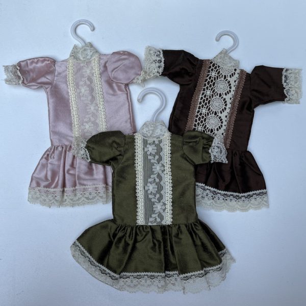 Robe en soie sauvage Made in France pour poupée de 35/40cm de haut – Image 3