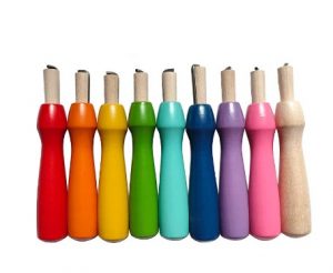 Manche en bois pour aiguilles standard 9,5cm de long avec une aiguille fournie