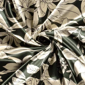 Satin tissu Vert foncé Application Peut être utilisé pour les Habillement, Chemisiers, Robes, Tops, etc... Washing instruction Washing instruction Washing instruction Washing instruction Washing instruction Spécifications Largeur 145 cm Poids 90 g/m2 Composition 100%PL Couleur Vert foncé Qualité Satin Finition Imprimé Surface Légèrement brillant Motif Fleurs Collection: Tissus de Mode, Catégorie: Satin, Saison: W23